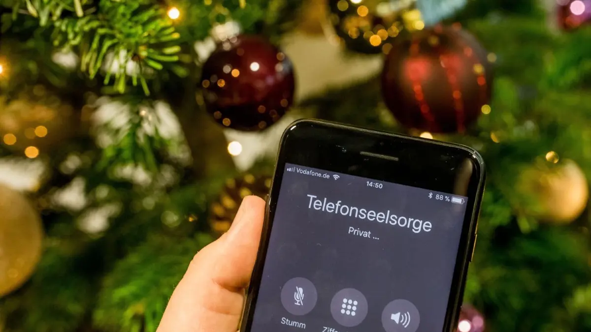 Einsamkeit zur Weihnachtszeit: Die Telefonseelsorge hat es insbesondere zu den Feiertagen mit einem Ansturm an Anrufern zu tun, die verzweifelt sind, weil sie allein sind.
ILLUSTRATION - Mit einem Smartphone wird die Nummer der Telefonseelsorge vor einem Weihnachtsbaum gewählt. (zu dpa-Korr «Einsamkeit zur Weihnachtszeit - Familienfest oft nur ein Luftschloss») +++ dpa-Bildfunk +++