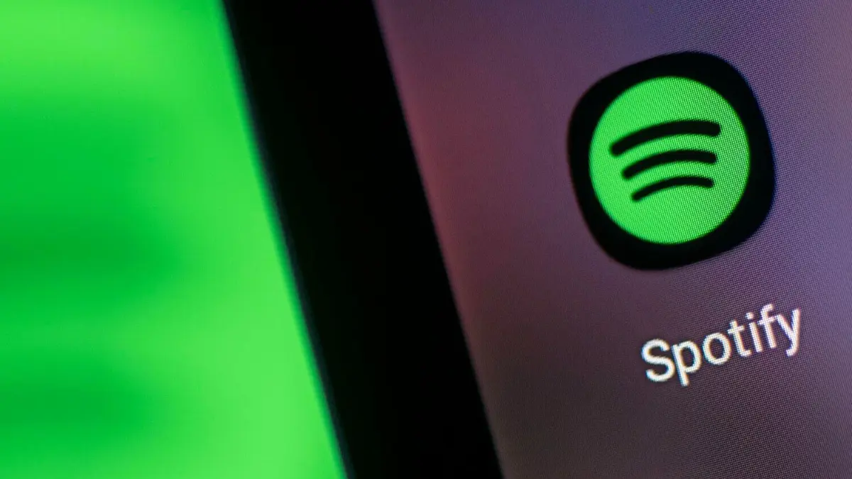Bei Spotify gibt es offenbar Probleme beim Musik-Streaming.
ARCHIV - 28.04.2021, Berlin: Auf dem Bildschirm eines Smartphones sieht man das Logo der App Spotify. Der Musikstreaming-Marktführer Spotify will sein bereits vor mehr als zwei Jahren angekündigtes Hifi-Angebot mit besserer Tonqualität irgendwann doch noch auf den Markt bringen. (zu dpa: «Spotify: Hifi-Angebot mit besserer Qualität kommt doch noch») Foto: Fabian Sommer/dpa +++ dpa-Bildfunk +++