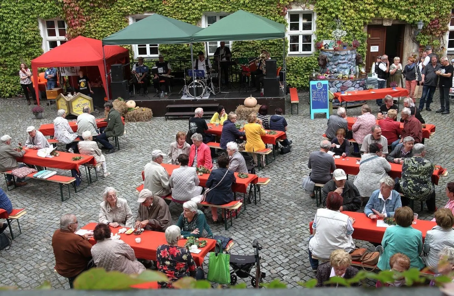 Traditionell wird zum Tag der Deutschen Einheit ein Fest auf dem Schlosshof  in Spremberg gefeiert. Auch in diesem Jahr war der Andrang dort deshalb groß. Die Welzower Blasmusikanten spielten.
