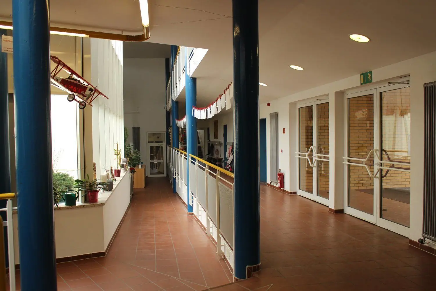 Noch immer sind die Gänge im Schulgebäude der Brüder-Grimm-Schule leer.