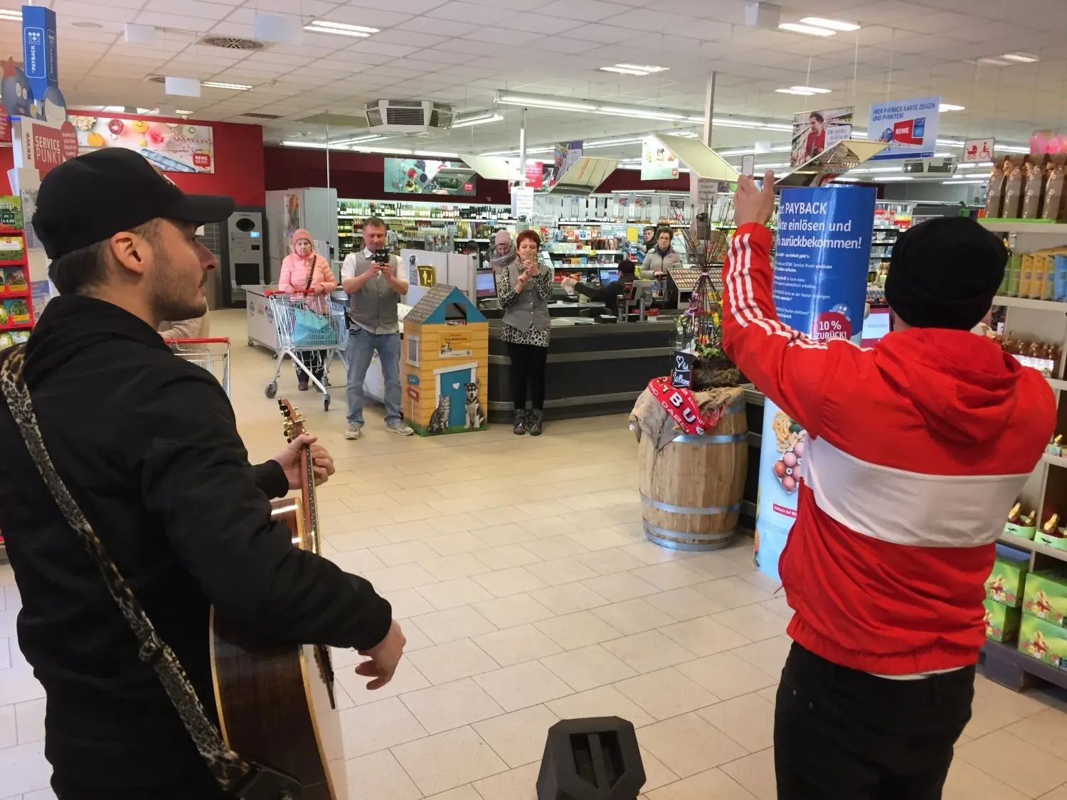 Alexander Knappe will denen, die zu Corona-Zeiten besonders schwer zu kämpfen haben und die Läden am Laufen halten, Mut machen.