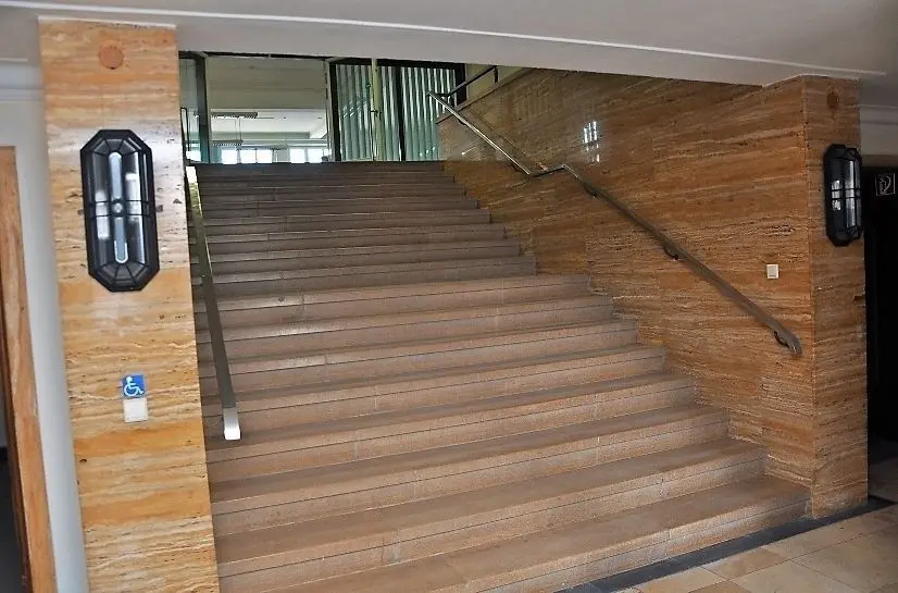 Fast mondän: der Treppenaufgang ins ehemalige Verwaltungsgebäude der AOK im Südring. Nun wird das Haus politisches Zentrum.