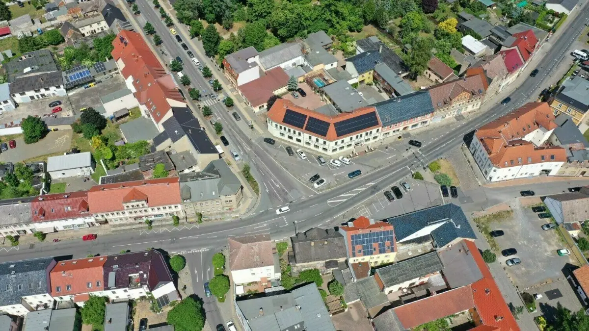 Der Denkmalplatz in Elsterwerda mit seiner versetzten, unübersichtlichen Kreuzung und den verbesserungswürdigen Nebenanlagen wird komplett umgebaut.
Luftbilder Denkmalsplatz Elsterwerda
-