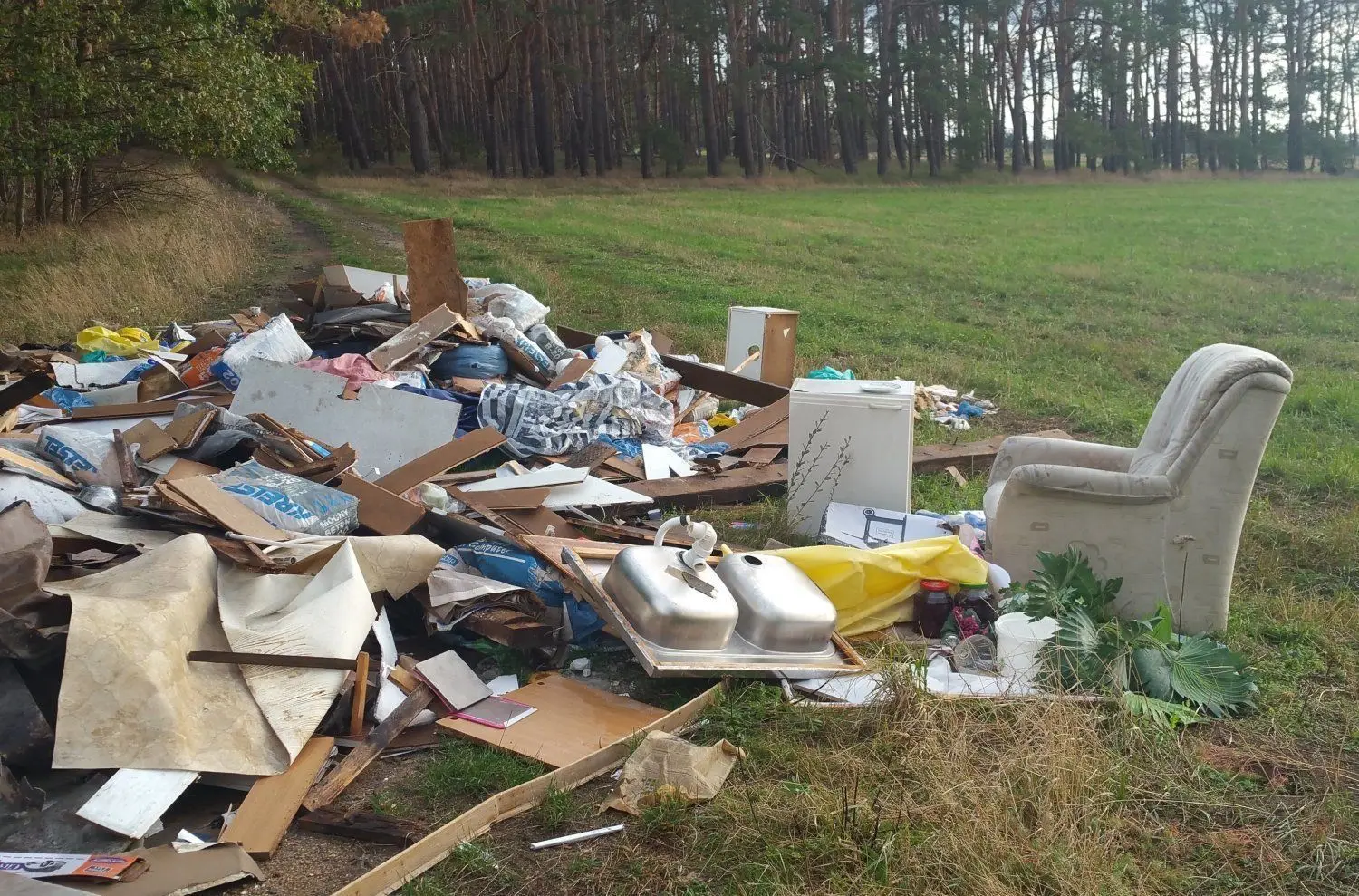 Tonnenweise Sperrmüll und Bauabfälle sind auf einem Feldweg unweit des alten Bahnhofes Wahrenbrück entsorgt worden. Von der Menge her könnte mindestens ein mittlerer Lastwagen vorgefahren sein.