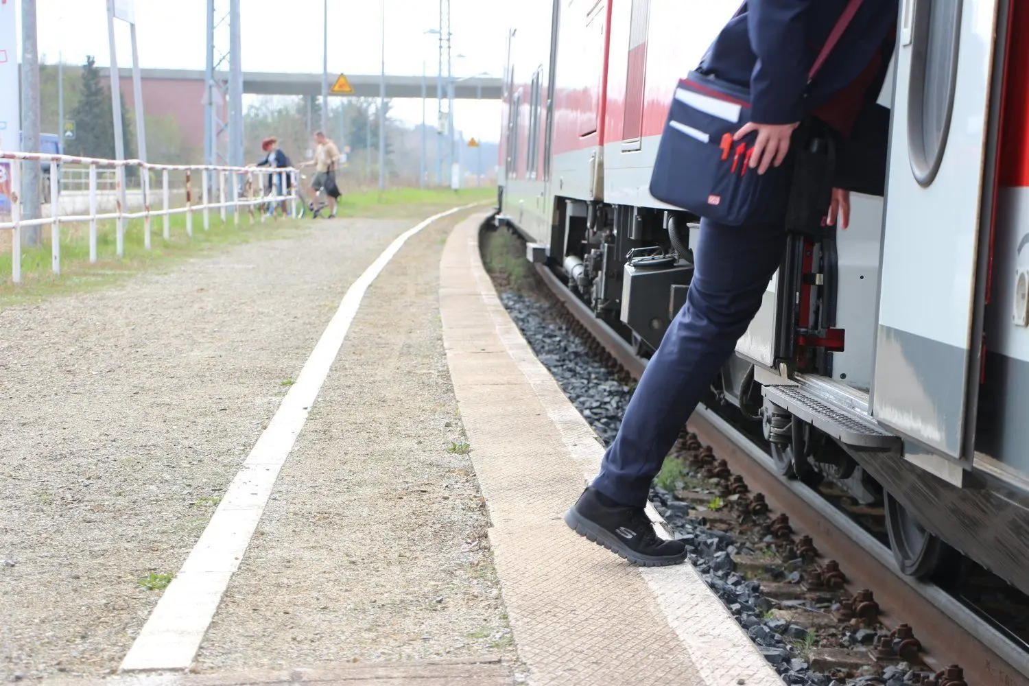Rampen fehlen. Für kurze Kinderbeinchen oder gehbehinderte Personen ist der Schritt in den Zug riskant.