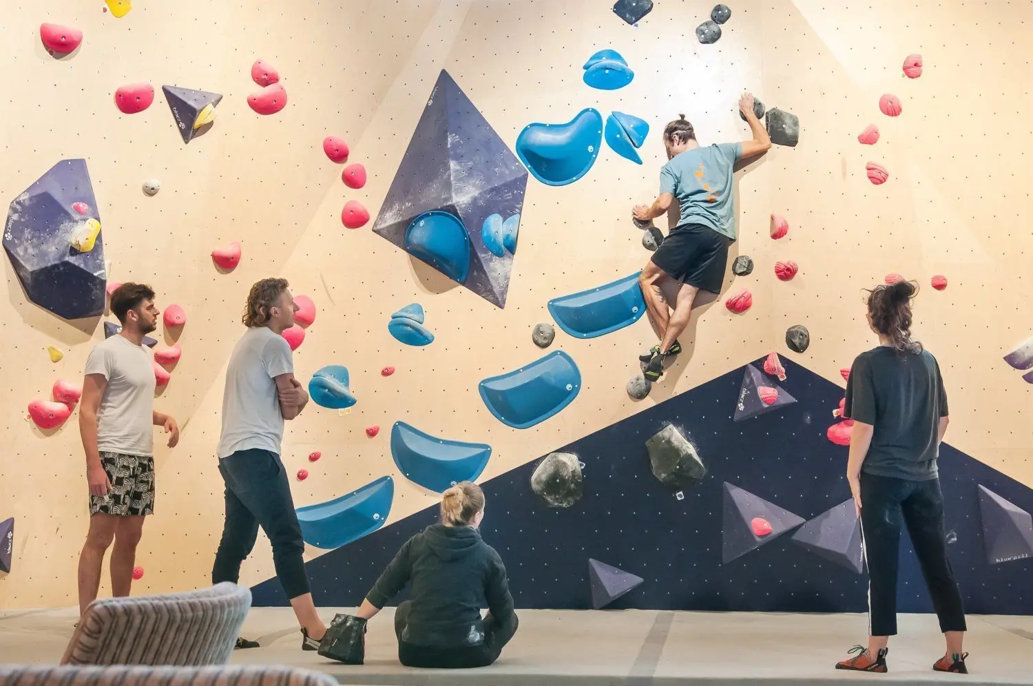 Die erste Boulderhalle der Lausitz hatte nur drei Wochen auf, dann grätschte der Lockdown dazwischen – bis heute. Nun öffnet das Kletterparadies zum zweiten Mal.