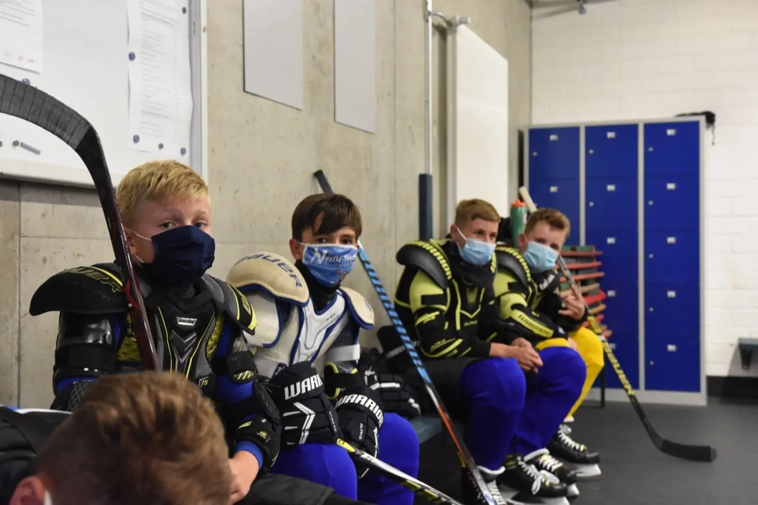 Warten ist angesagt. Die Mannschaften haben untereinander keinen Kontakt beim Umkleiden, Training und Duschen. Dadurch entstehen unfreiwillige Pausen vor und nach dem Training. Die Eltern müssen vor der Halle warten, keine einfache Situation. Die Akzeptanz