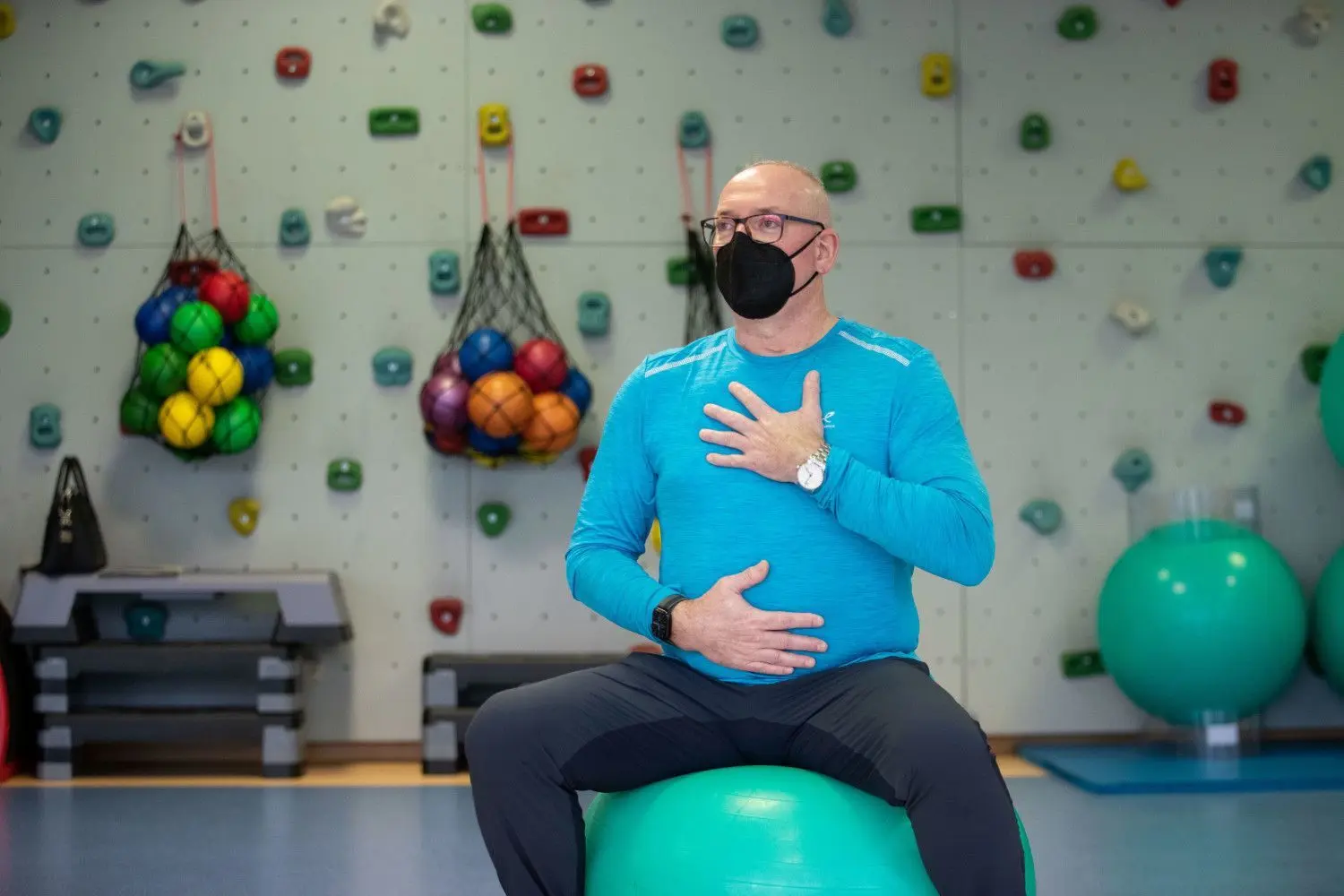 Ein Long-Covid-Patient beim Atemtraining. Auch die Reha-Vita in Cottbus bietet ein spezielles Reha-Programm für Erkrankte an.