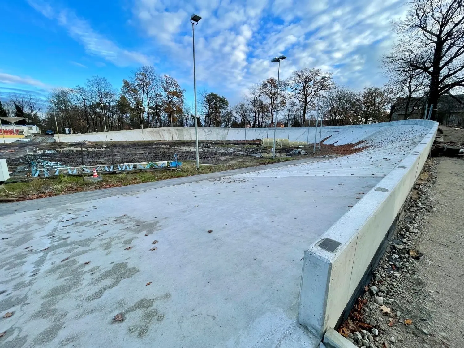 Die Balustrade an der Südseite des Rad- und Reitstadions ist bereits fertig – allerdings noch ohne Handlauf aus Metall.