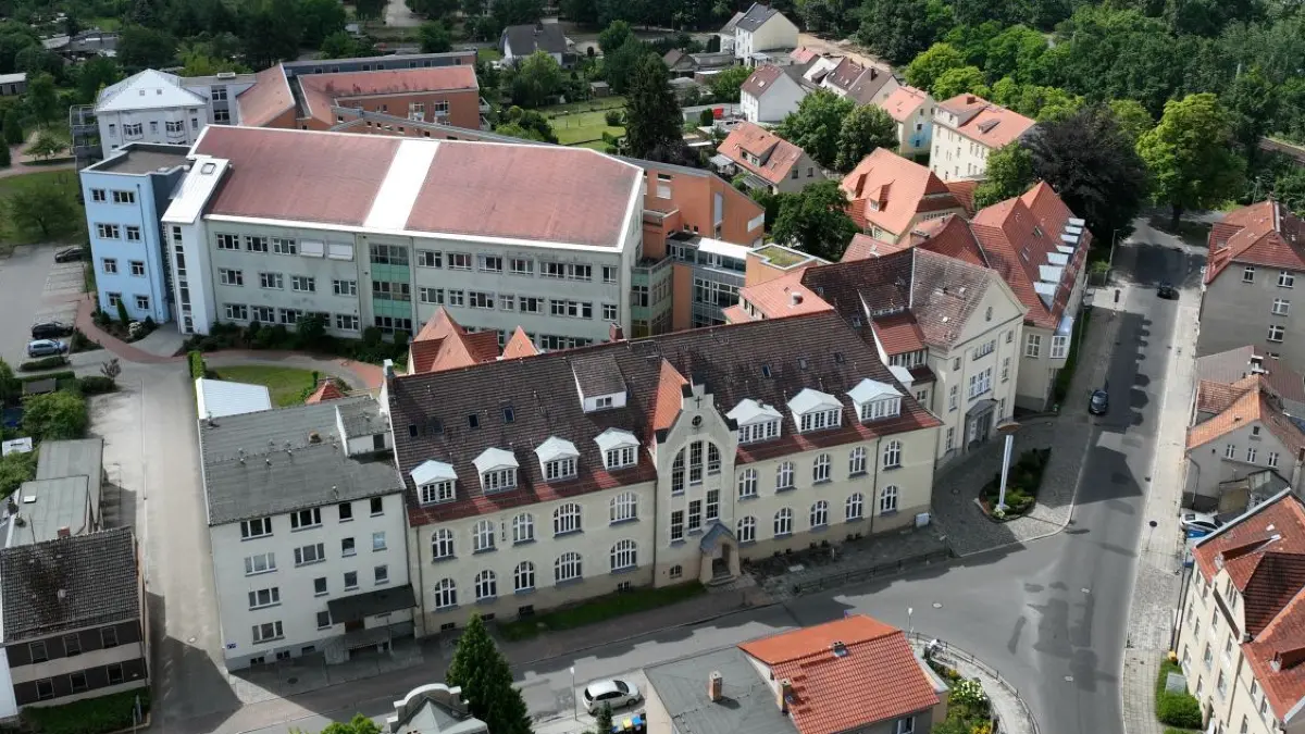 Das Naemi-Wilke-Stift in Guben.
Luftaufnahme vom 16. Juli 2023
Stadt Guben
Naemi-Wilke-Stift, Dr.-Ayrer-Straße