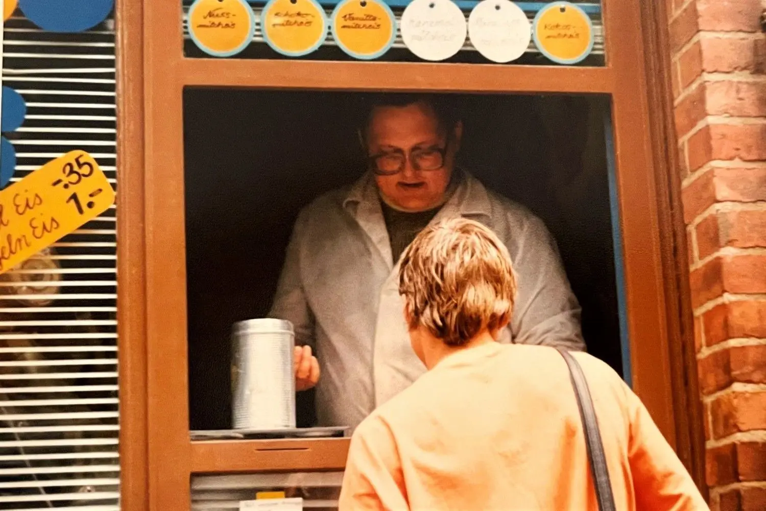 Aus dieser Luke wurde anfangs das Eis verkauft. Immer wieder musste auch Ronald Fratzscher, der mann von Carmen, sich um die Kunden am Damaschkeplatz kümmern