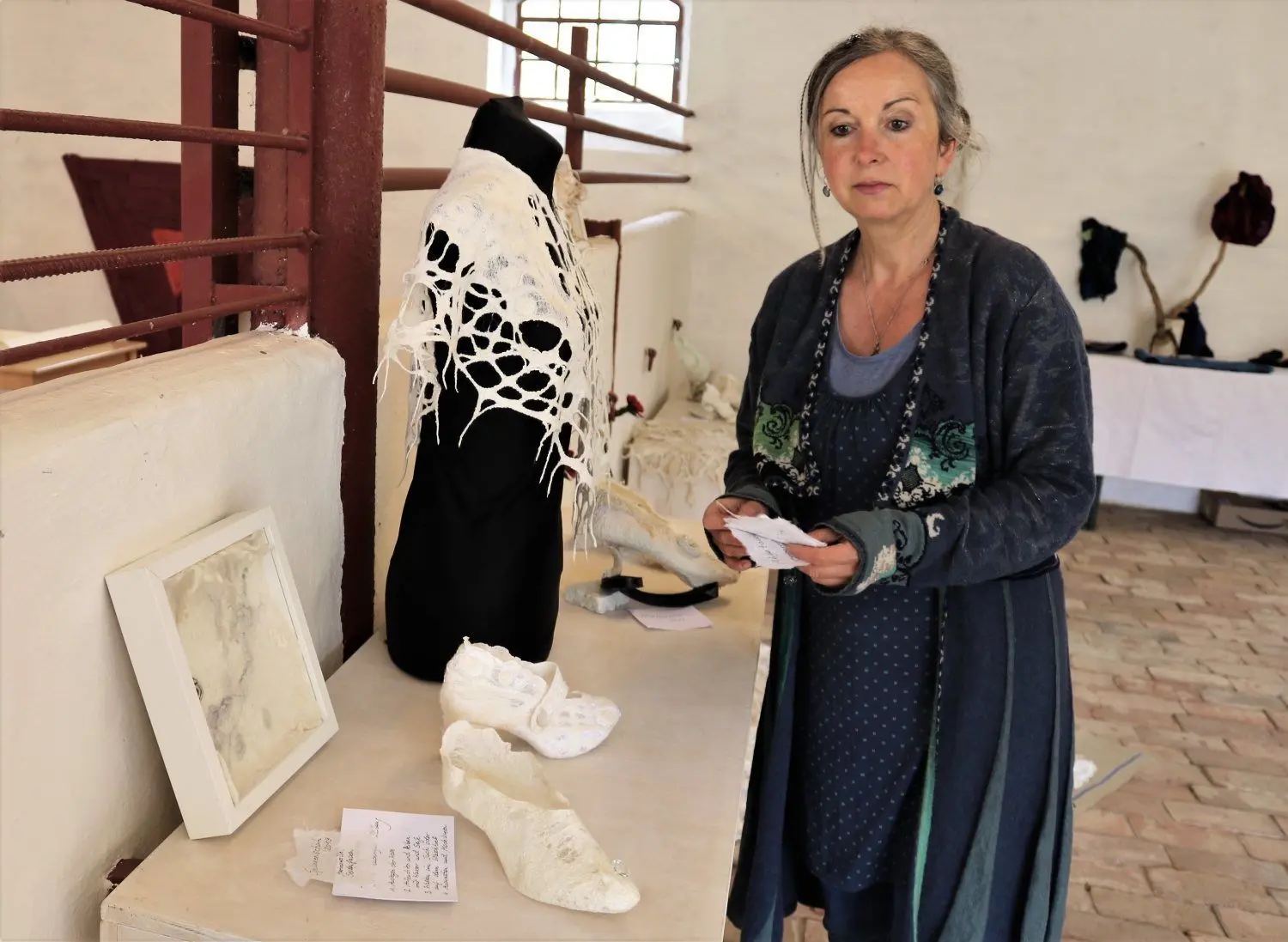 Die aktuelle Ausstellung im Atelierhof wird auch von Sabine Reichert-Kassube mit ihren filigranen Filzarbeiten gestaltet