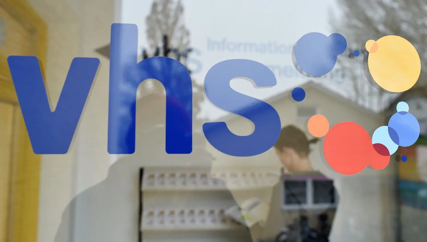 An den Volkshochschulen hält Schritt für Schritt immer mehr die Digitalisierung Einzug. ⇥