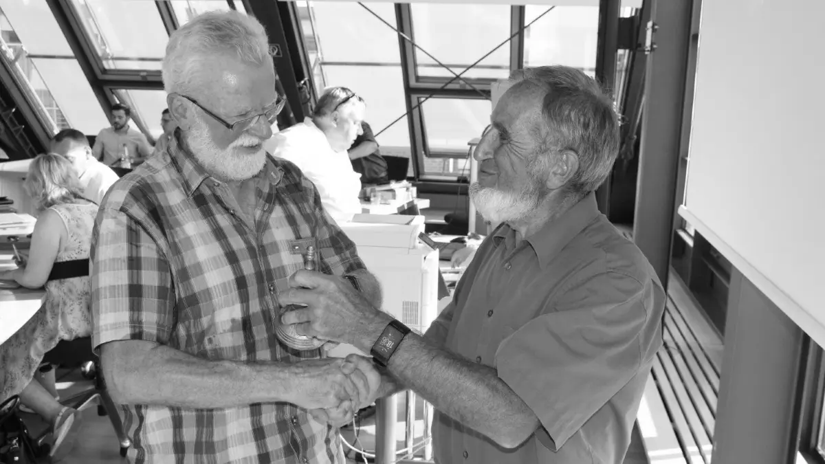 Peter Rolf Rössiger (l.) hatte 2019 die Funktion als Stadtverordnetenvorsteher von Reiner Rademann übernommen. Nun muss ich Rössiger um einen neuen Sitzungskalender kümmern.
Reiner Rademann (r.) übergibt die symbolische Glocke an seinen Nachfolger als Stadtverordnetenvorsteher, Rolf-Peter Rössiger.