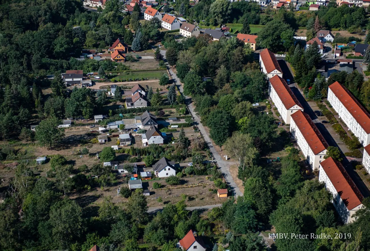 Elf Eigenheime im Pappelweg in Lauchhammer (linke Bildhälfte) müssen aufgegeben werden.