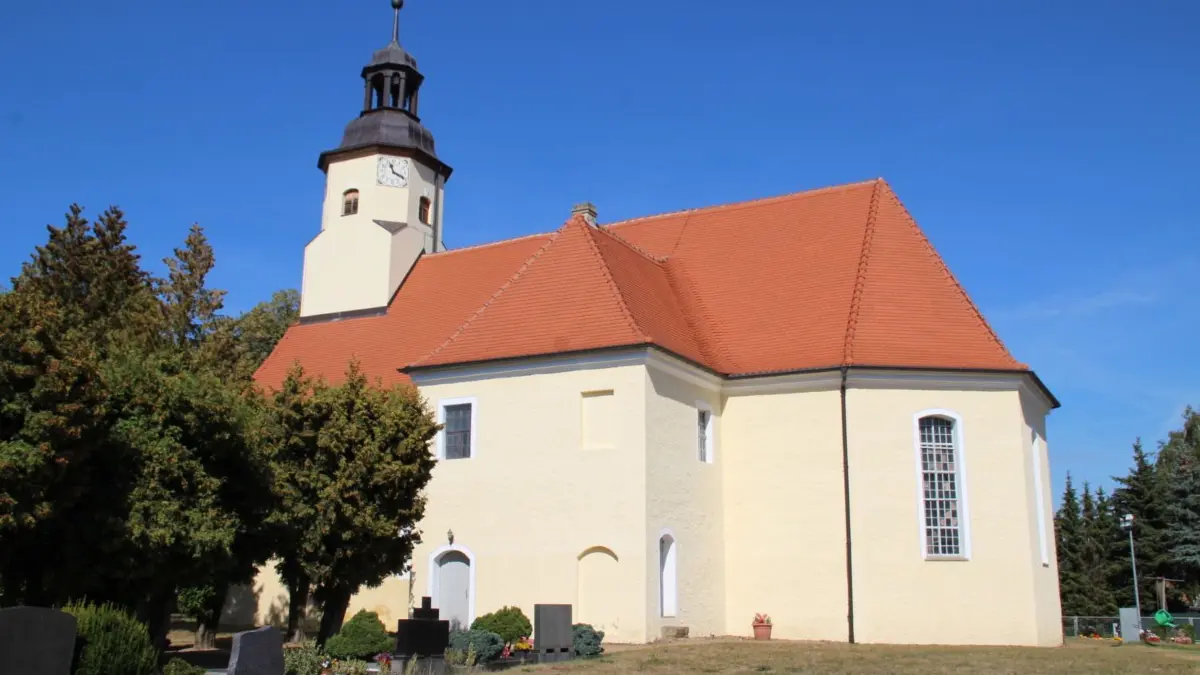 An der Kirche in Hermsdorf bei Ruhland konnte vor fünf Jahren die Außen- und Turmsanierung abgeschlossen werden. Nun soll auch das Kirchenschiff im Inneren noch verschönert werden.
An der Kirche in Hermsdorf bei Ruhland konnte vor fünf Jahren die Außen- und Turmsanierung abgeschlossen werden. Nun soll auch das Kirchenschiff im Inneren noch verschönert werden.