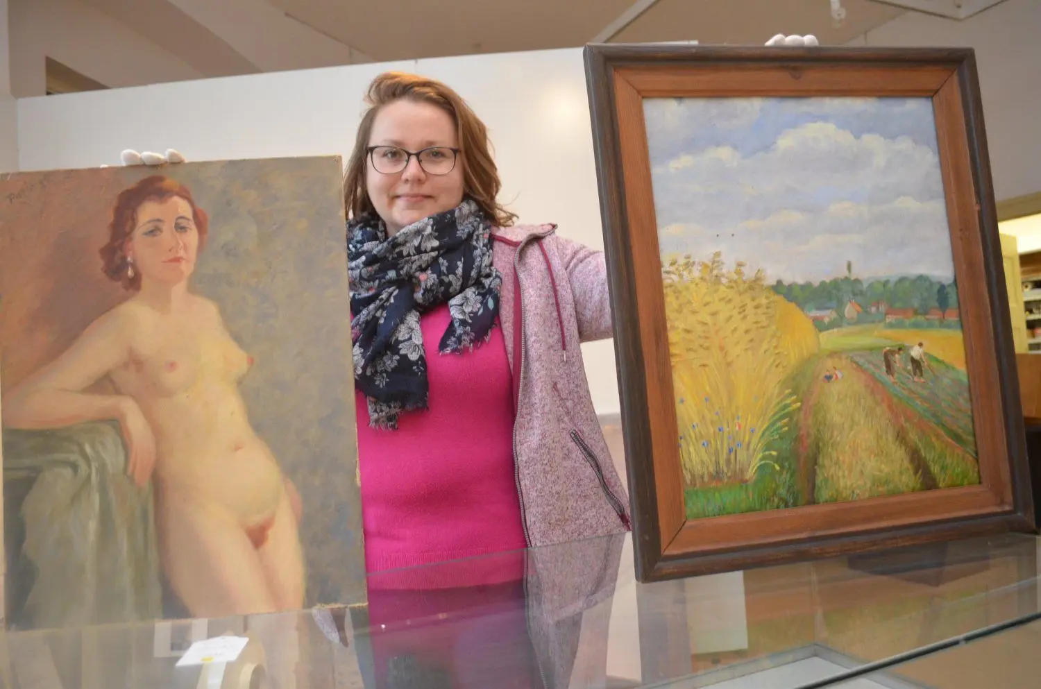 Der doppelte Janetzky: Hinter dem Bild „Feldarbeit“ von Ernst Janetzky taucht dieser Akt auf. Boglarka Ilona Szücs vom Stadtmuseum freut sich über den unerwarteten Fund.