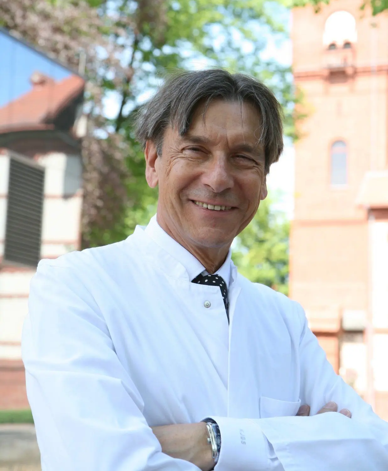 „Arzt zu sein, bedeutet nicht automatisch auch medizinische Rationalität“, sagt Kurt J.G. Schmailzl. Der 68-jährige Mediziner geht davon aus, dass ein Drittel seiner Kollegen sich nicht impfen lassen. Die wenigsten folgen damit aber einer Ideologie, sagt er.