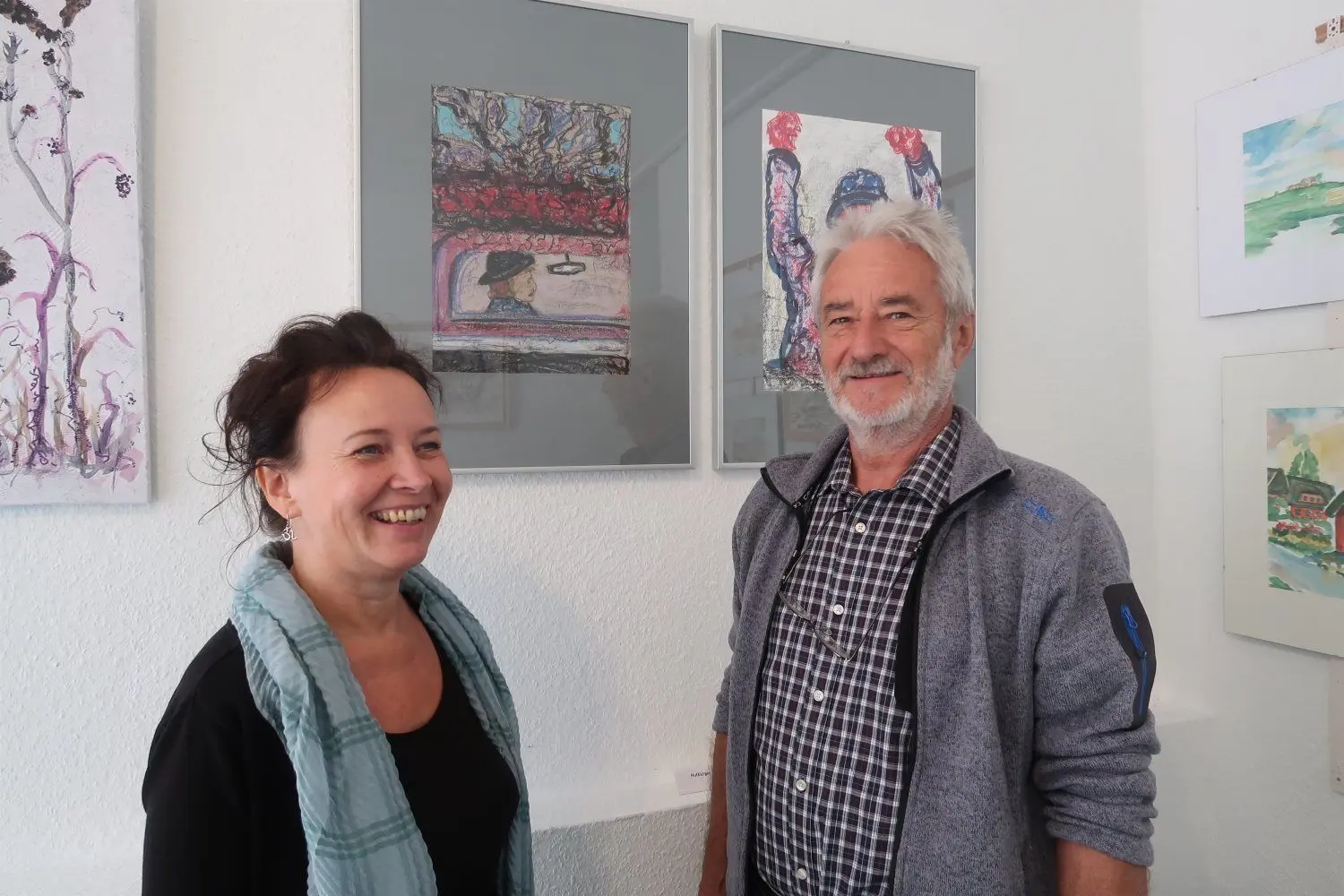 Kerstin Heinze und Torsten Biet vor Zeichnungen von Hartmut Fischer. Die drei Künstler sind Gründer der Galerie.