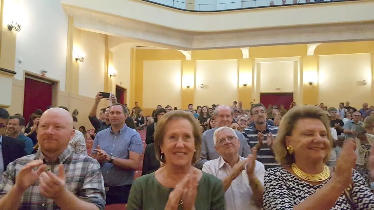 Herzlicher Beifall im Saal des Theaters der Stadt Blumenau für den Auftritt des Jugendblasorchesters Plessa.