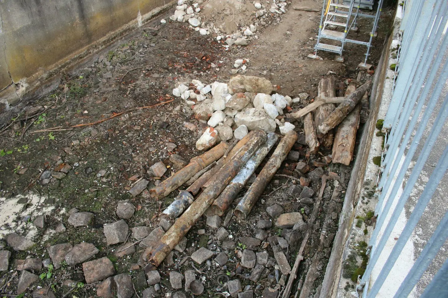 Reste der alten Abwasserleitung sind ausgebaut worden.