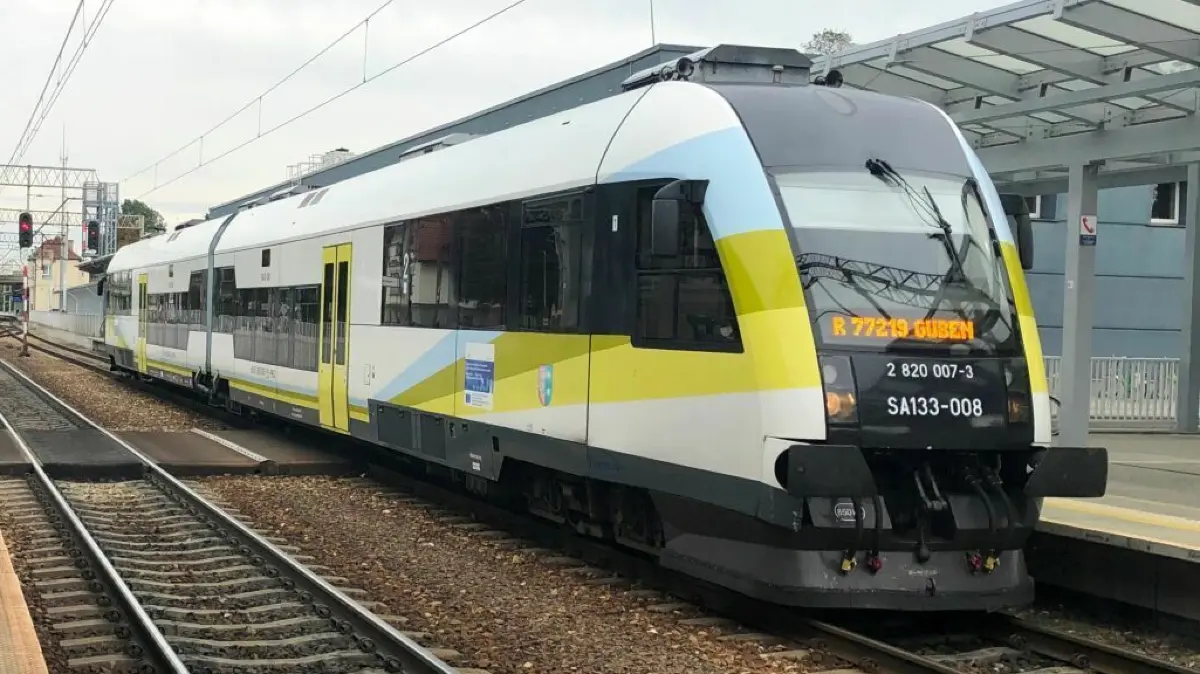Ein Zug des polnischen Betreibers Polregio nach Guben steht zur Abfahrt bereit am Bahnhof Zielona Góra.
Zug des polnischen Betreibers Polregio nach Guben steht zur Abfahrt bereit am Bahnhof Zielona Góra.