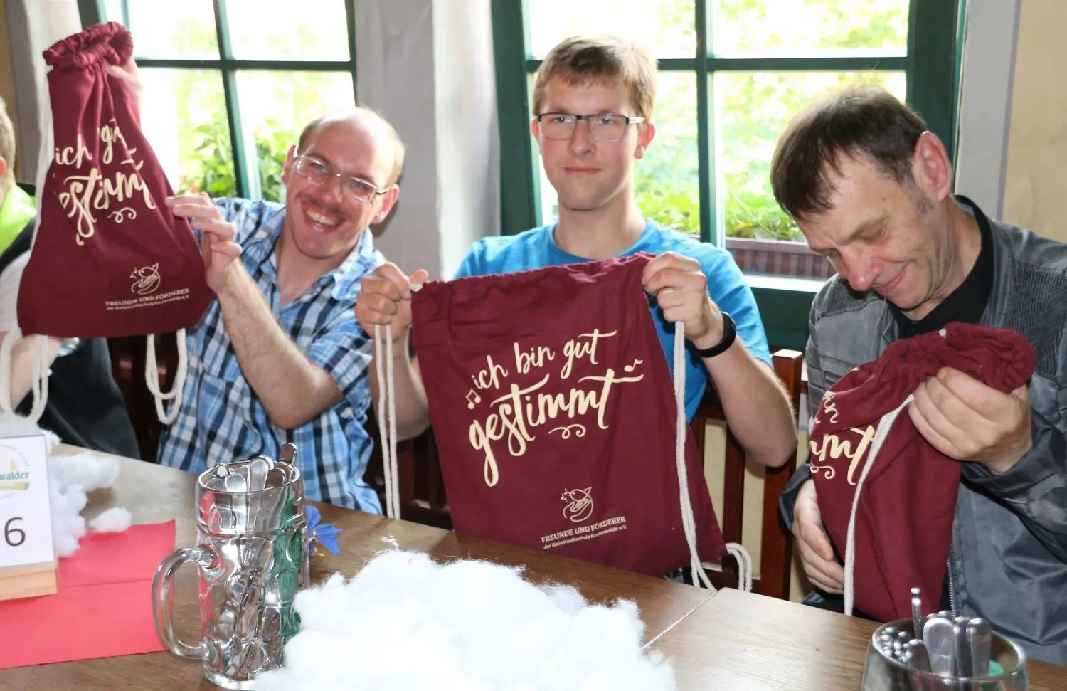 Siegfried, Lukas und Tobias (v.r.) freuen sich über die Geschenke des Musikschul-Fördervereins