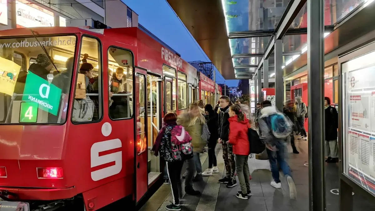 Cottbusverkehr, Straßenbahn an der Haltestelle Stadthalle. Eine RUNDSCHAU-Leserin kritisiert die zurzeit übervollen Bahnen.
Morgendlicher Berufsverkehr an der Straßenbahnhaltestelle Stadtpromenade u.a. der Linie 4
Viele Fahrgäste klagen derzeit über zu volle Bahnen der Linie 4 im morgendlichen Berufsverkehr von Sachsendorf nach Neu Schmellwitz