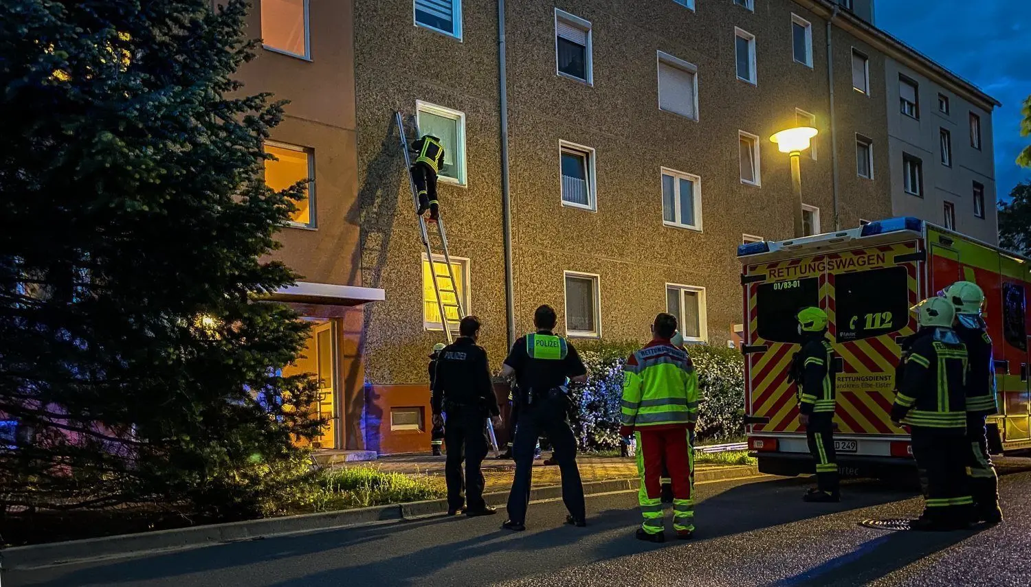 In einem Wohnblock in der Goethestraße in Bad Liebenwerda hatte ein Bewohner bemerkt, dass der Nachbar nicht mehr zu sehen und zu hören ist. Feuerwehr, Polizei und Rettungsdienst fanden ihn tot in der Wohnung.