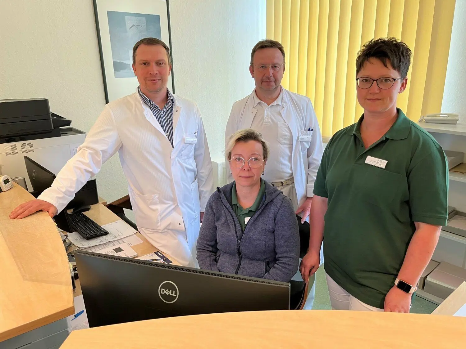 Sie betreuen in der neuen chirurgischen Praxis im MVZ Poliklinik Lübben die Patienten: der leitende Oberarzt Fjodor Jefimow (l.) und Chefarzt Dr. Ronny Hendrischke (M.h.). Zum Praxisteam gehören auch Antje Zargus (r.) und Jeanette Müller (M.v.).