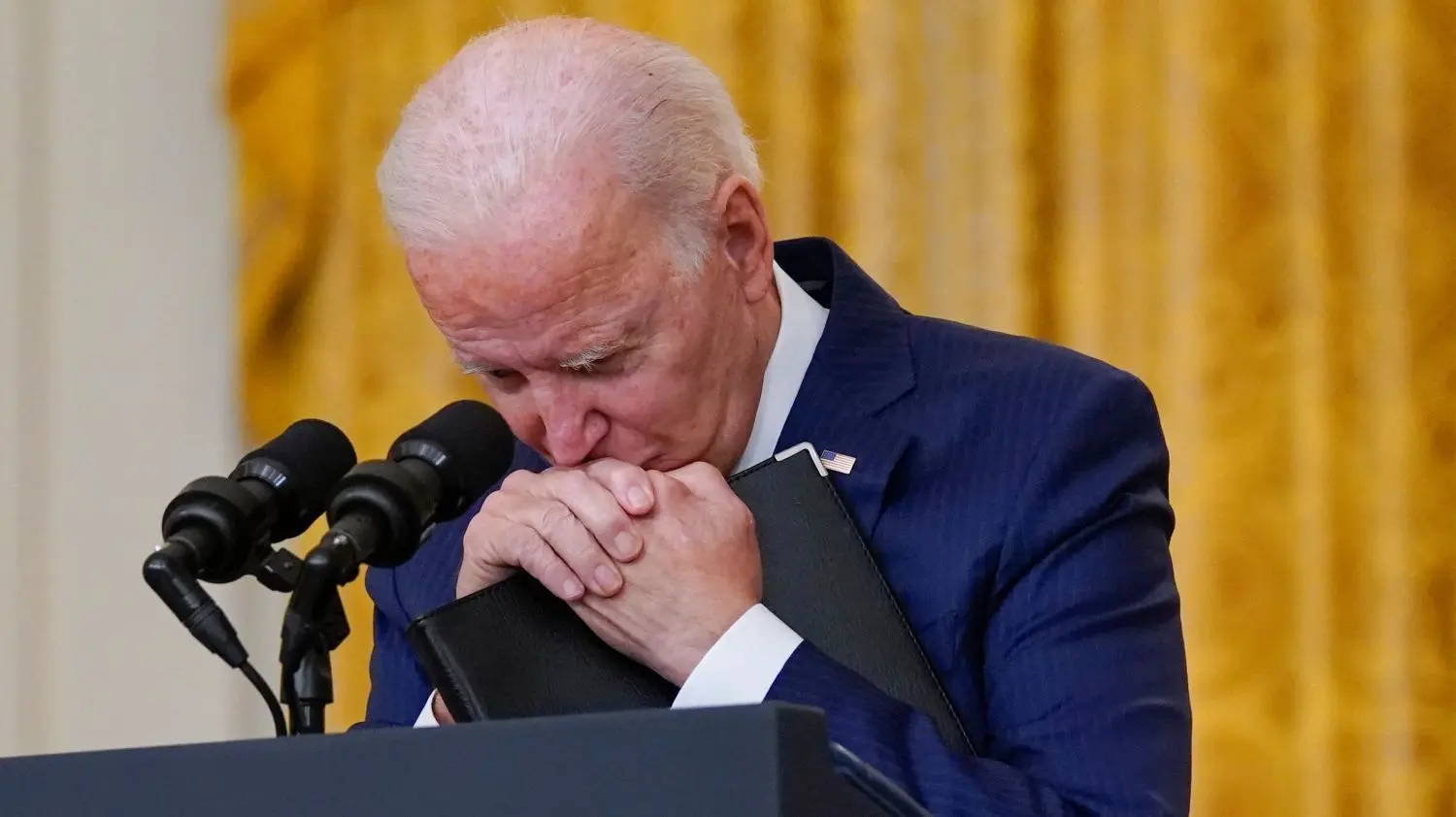 Joe Biden, US-Präsident, hält inne, als er im Weißen Haus nach dem tödlichen Anschlag in der Nähe des Flughafens von Kabul spricht. Nach Ansicht von US-Präsident ist es im Interesse der Taliban, auch nach dem Abzug der amerikanischen Truppen weiter bei der Evakuierung von US-Bürgern und früheren afghanischen Ortskräften zu helfen.
