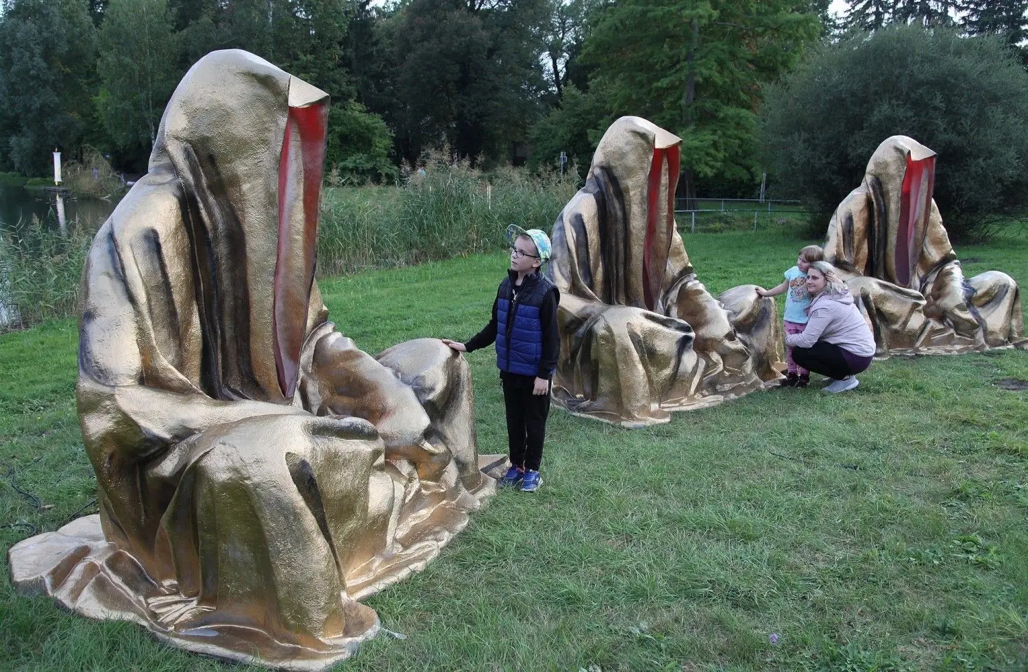 Die „Wächter der Zeit“ von Manfred Kielnhofer aus Österreich haben sich am Wochenende am Spremberger Schwanenteich viele junge Familien genau angeschaut – auch Juliane Kriegel war mit ihren Kindern Ben und Emma.