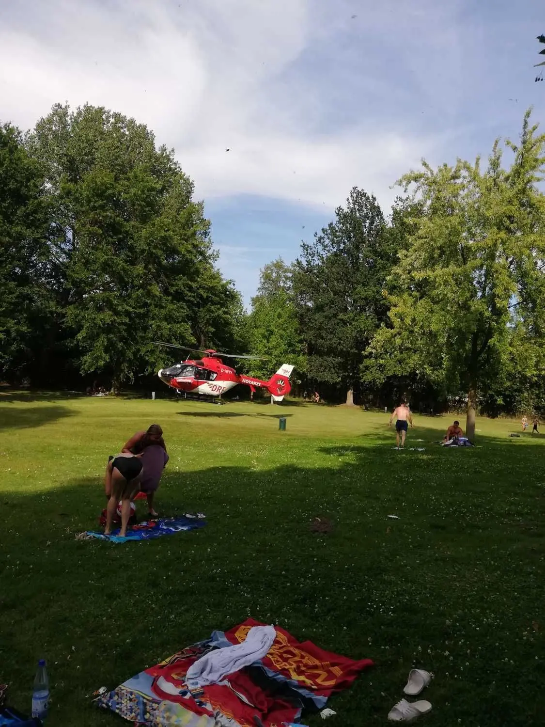 Der Rettungshubschrauber landete am Mittwoch im Freibad.