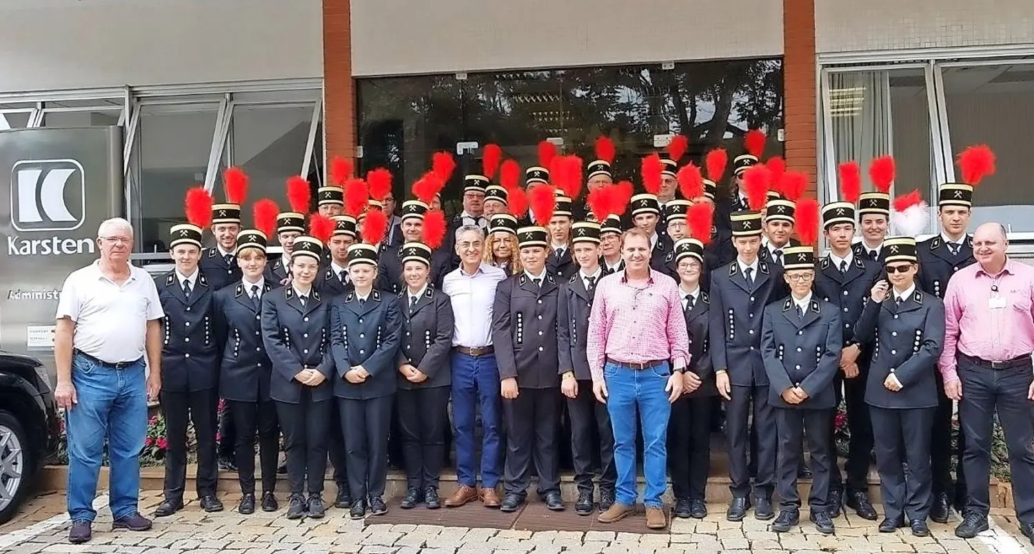 Das obligatorische Gruppenbild mit den Gästen aus Deutschland muss fast immer sein. Hier vor der Textilfabrik Karsten bei Blumenau.
