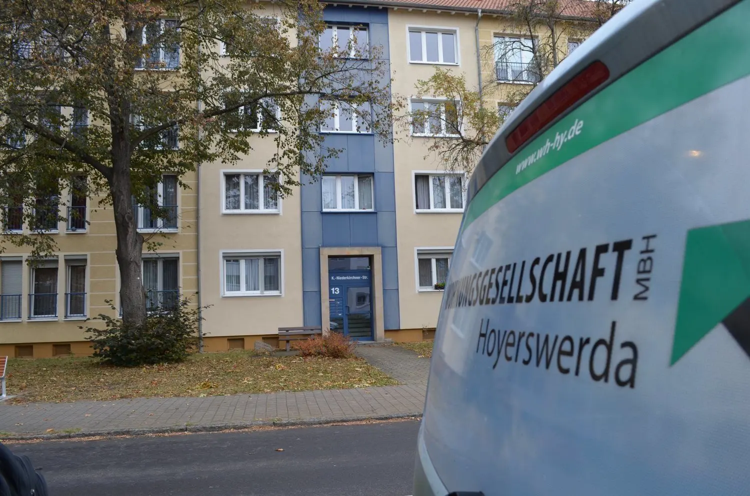 Die Wohnungsgesellschaft Hoyerswerda setzt zurzeit eher auf Aufzüge als auf Solarflächen. Wieder begehrt sind die Wohnungen im Hoyerswerdaer WK I in der Käthe-Niederkirchner-Straße.