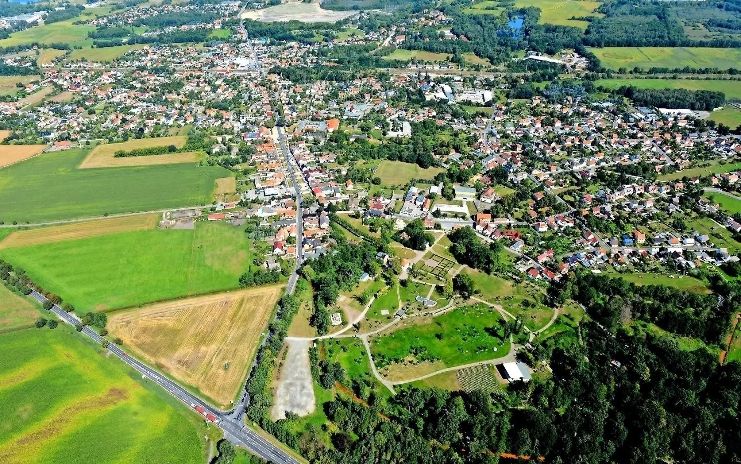 In der Schlosssiedlung in Lauchhammer-West - hier ein Luftbild von 2012 - werden jetzt Einzelfalllösungen zur Abwehr des Grundwassers realisiert.