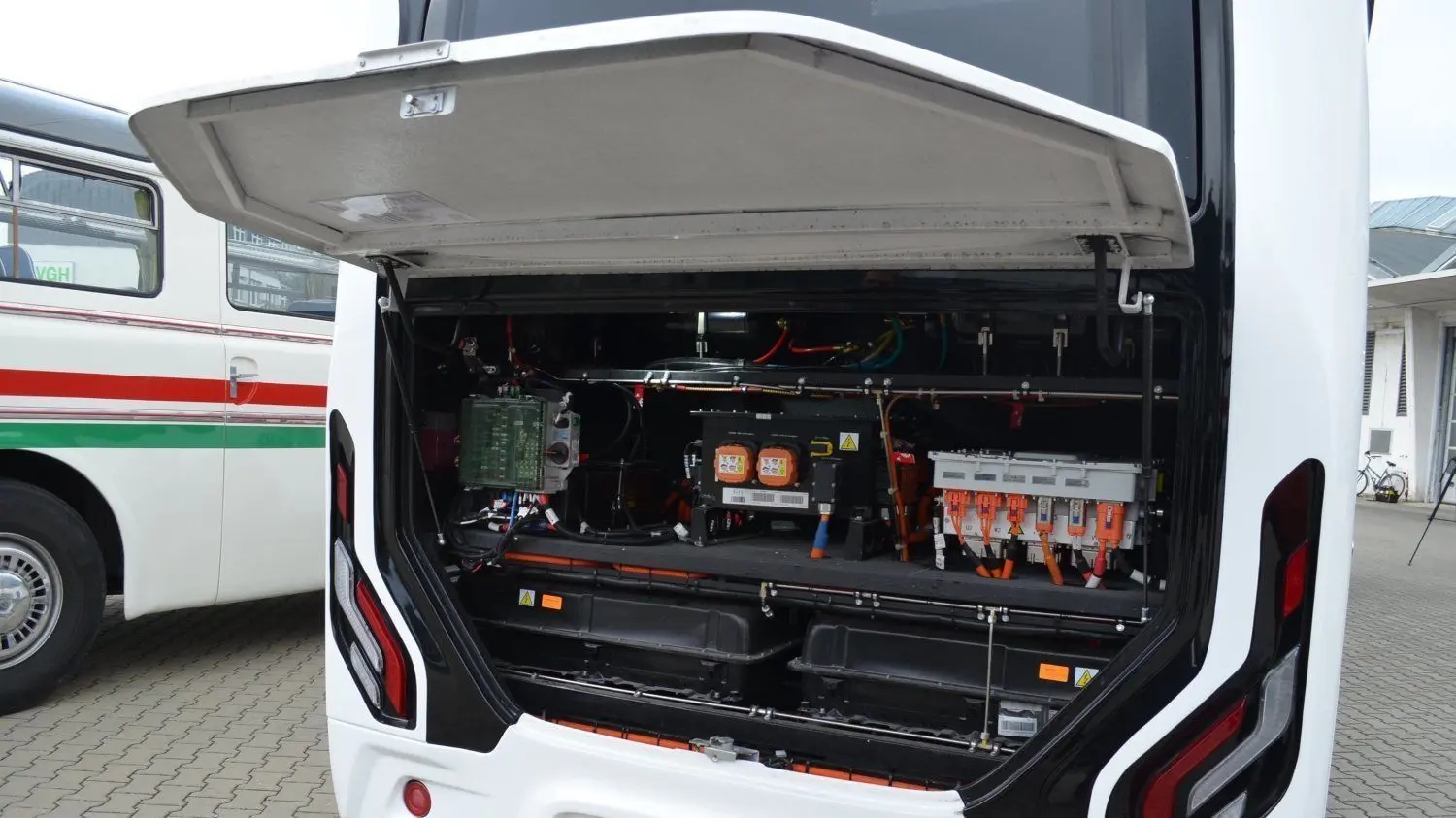 Der E-Ikarus im Hoyerswerdaer Test: Motorraum kann man dazu kaum noch sagen. Zehn Batterien sitzen im Heck, sechs auf dem Dach.