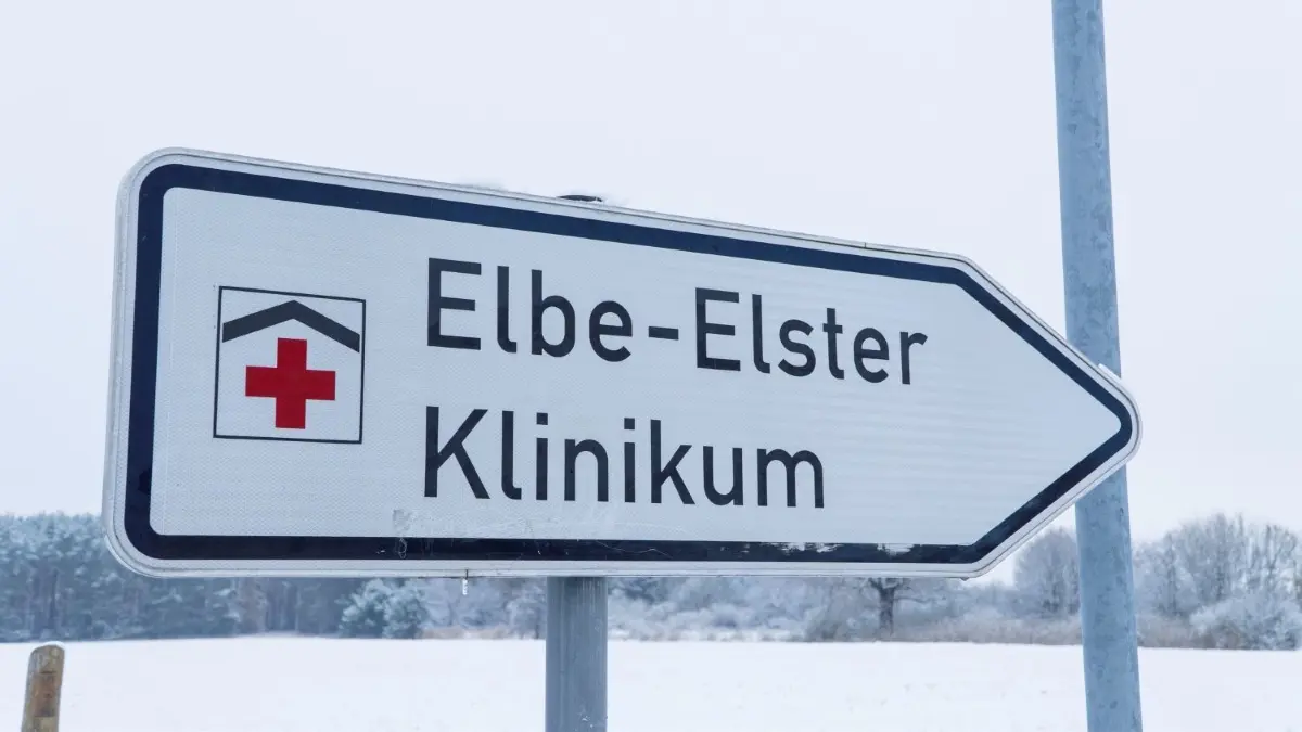 Wegweiser zum Elbe-Elster-Klinikum - in welche Zukunft er führt, ist offen.
In welche Richtung geht es mit dem Elbe-Elster-Klinikum. Können jetzt endlich gemeinsam die Weichen für eine Konsolidierung gestellt werden?