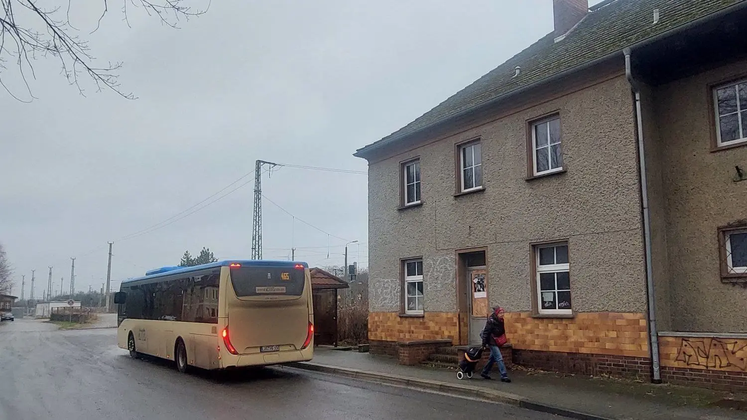 Das gesamte Umfeld des Calauer Bahnhofs soll gemeinsam mit der Deutschen Bahn entwickelt werden. Aktuell befinden sich dort zwei Bushaltestellen.