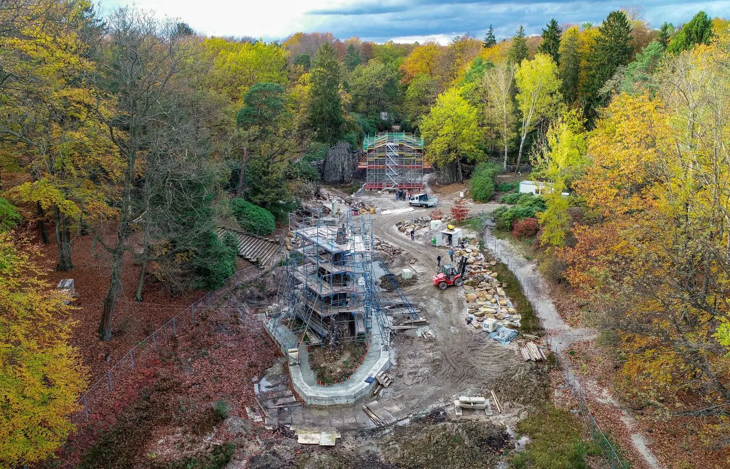 Mit der Drohne gibt es den besten Überblick über die Großbaustelle Rakotz: die Basaltorgel (vorne) und die Rakotzbrücke (hinten) sind ein- beziehungsweise unterrüstet.
