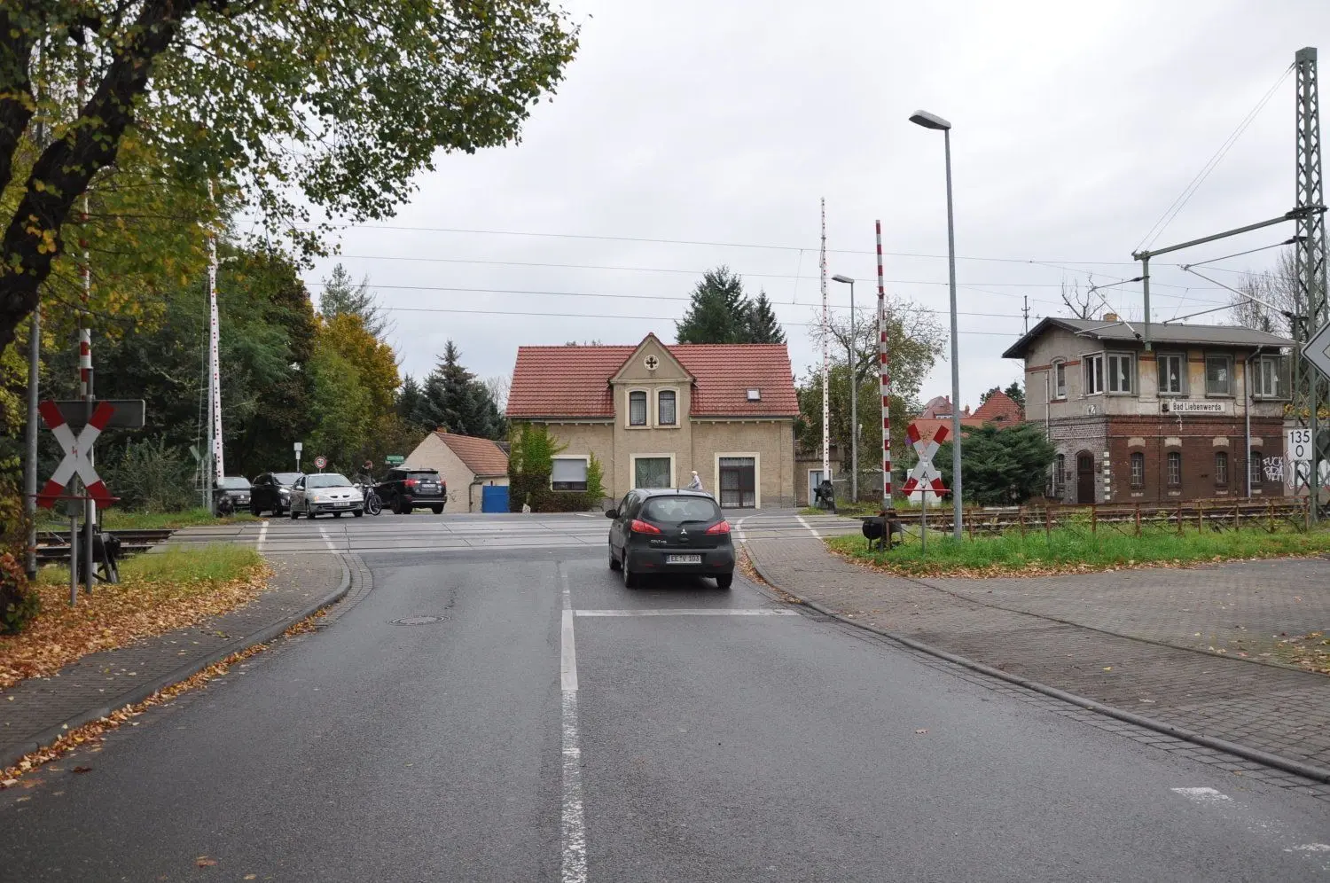 Der Bahnübergang in der Berliner Straße sollte schon 2020 umgebaut werden. Schrankenwärter und Wärterhäuschen werden dann nicht mehr benötigt. Nun ist die Rede vom Umbau im Jahr 2024.
