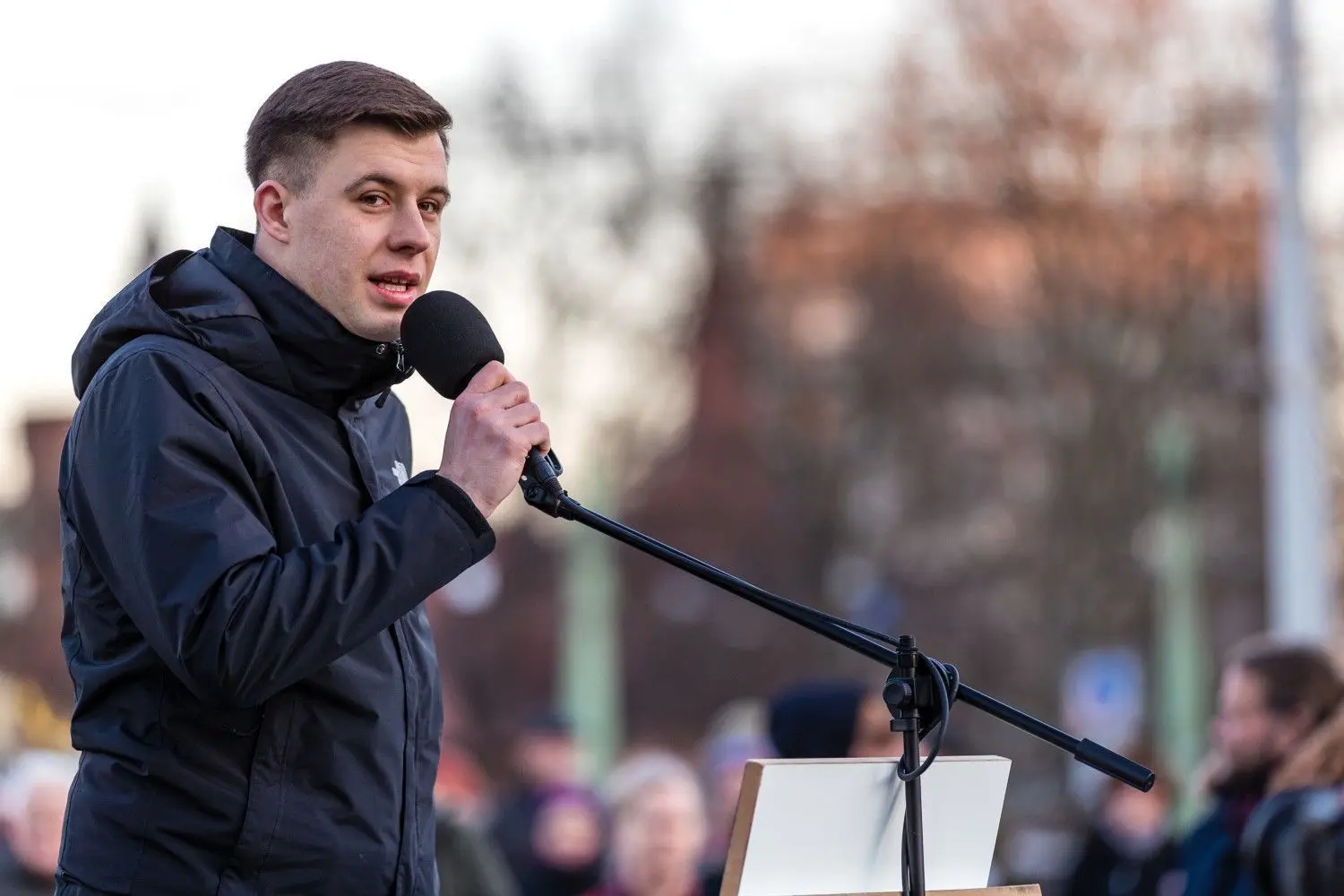 Jean Pascal Hohm weist die rechte Ecke für die Cottbuser AfD verbal zurück, provoziert aber gleichzeitig das Gegenteil in der Masse der Teilnehmer vor der Stadthalle.