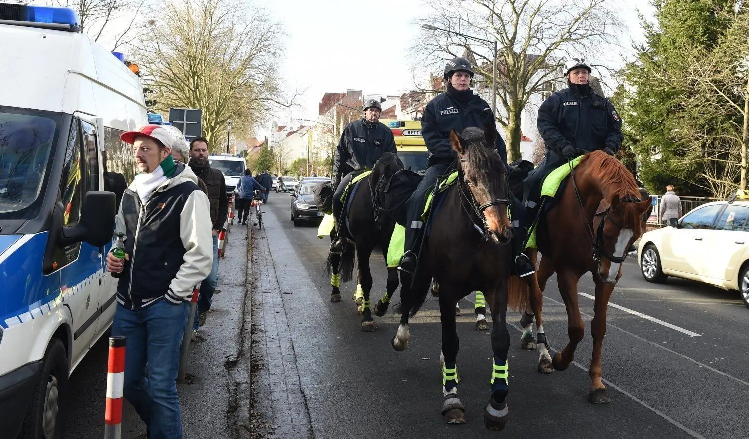 Berittene Polizei, wie hier bei einem Spiel in Bremen, könnte auch rund um die Partie zwischen Chemie Leipzig und Energie Cottbus zum Einsatz kommen.