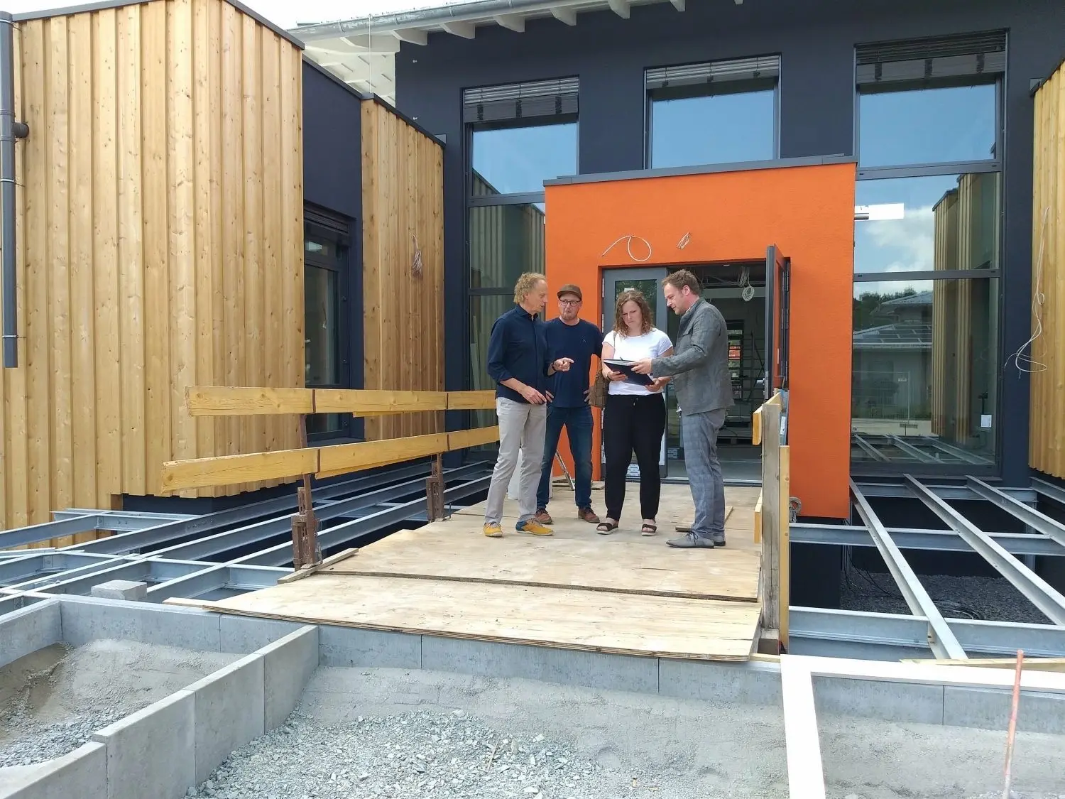 Noch gibt es vieles zu besprechen auf der Baustelle TagungsHaus im ElsterPark. Dr. Frank Hamann, Carsten Kühne, Chef des ElsterParks, Jana Herrmann, Assistentin des Vorstandes, und Karsten Koch (v.l.) bei einer Baubesprechung vor einigen Tagen.