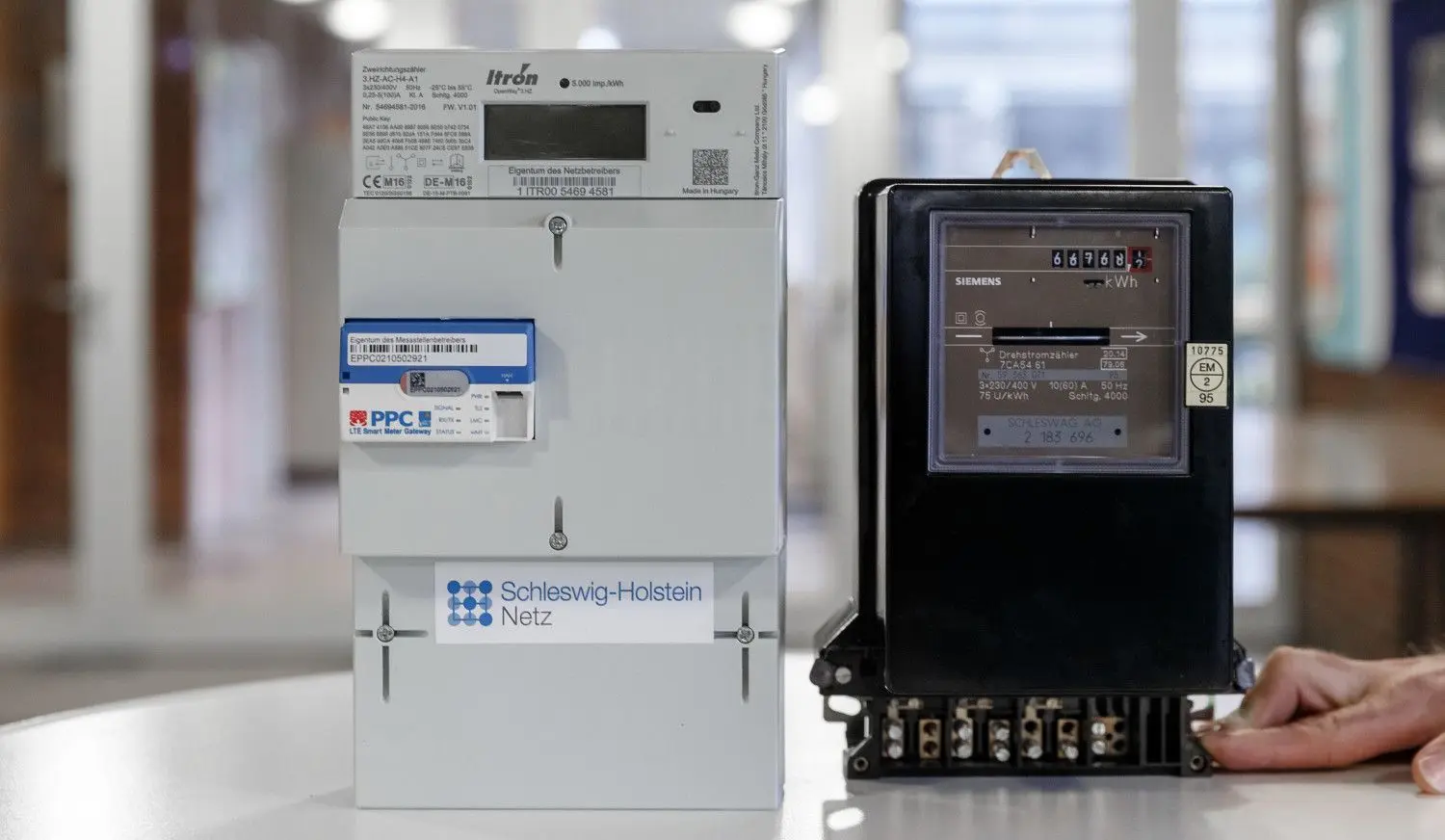 Neu und alt: Ein digitaler Stromzähler (l) mit Smart-Meter-Gateway zur Datenübertragung steht neben einem herkömmlichen analogen Zähler.