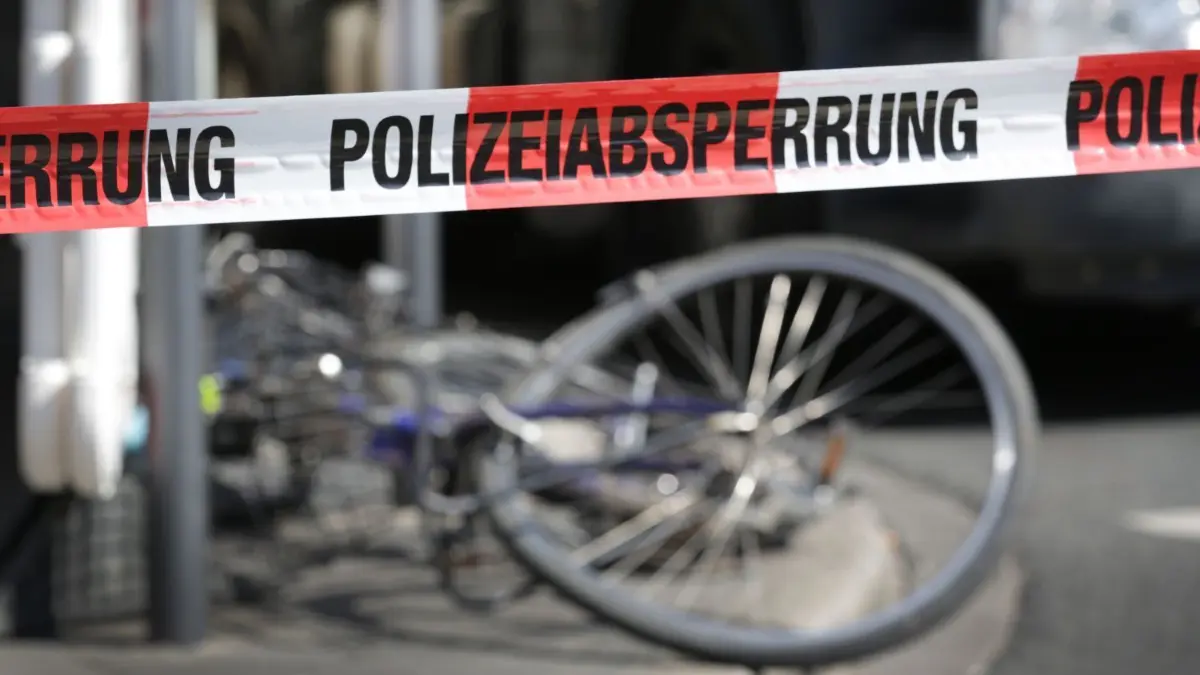 Mit dem Rettungshubschrauber wurde eine Radfahrerin am Montag in Elstal ins Krankenhaus geflogen. Sie war von einem Auto angefahren worden. Sie starb an ihren Verletzungen. (Symbolbild)
16.04.2019, Nordrhein-Westfalen, Düsseldorf: Hinter einem Absperrband mit der Aufschrift "Polizeiabsperrung" liegt am Unfallort ein Fahrrad vor einem Lastwagen. In der Düsseldorfer Innenstadt hat es einen Unfall mit einem Lastwagen (hinten) und einem Fahrradfahrer gegeben. Genauere Umstände zum Unfallhergang sind noch nicht bekannt. Foto: Martin Gerten/dpa +++ dpa-Bildfunk +++ +++ dpa-Bildfunk +++