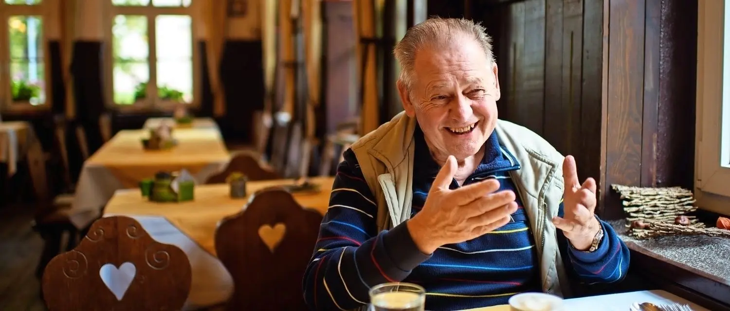Der Wirt und die Besucher von der Stasi: Ernst Bleske, ehemaliger Hotelbesitzer, im Gastraum des Hotels Bleske im Kurort Burg. ⇥