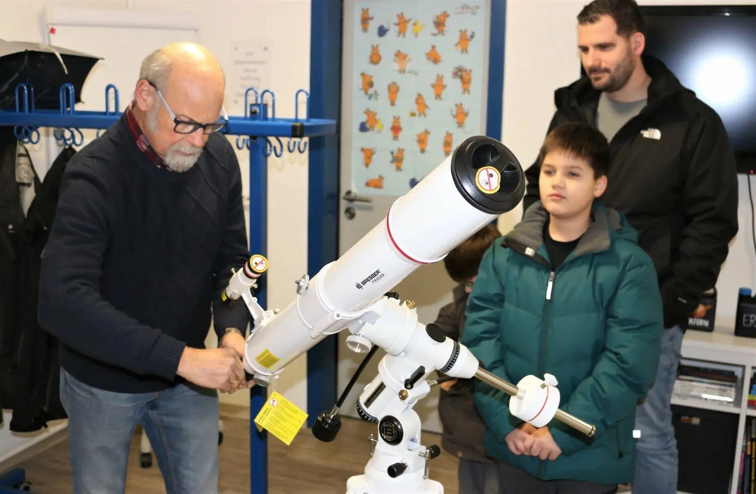 Ernst Becker (l.) bei der Teleskopübergabe an den glücklichen Gewinner Lennard Pichanski und seinen Vater Norman im Herzberger Planetarium.