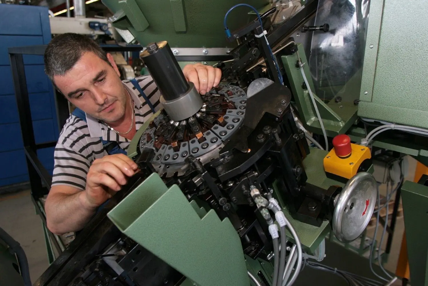 Die Coronakrise erschüttert die Metallbranche zusätzlich. Das Finsterwalder Formteil- und Schraubenwerk gehört zum Zulieferer-Netzwerk für die Autoindustrie.