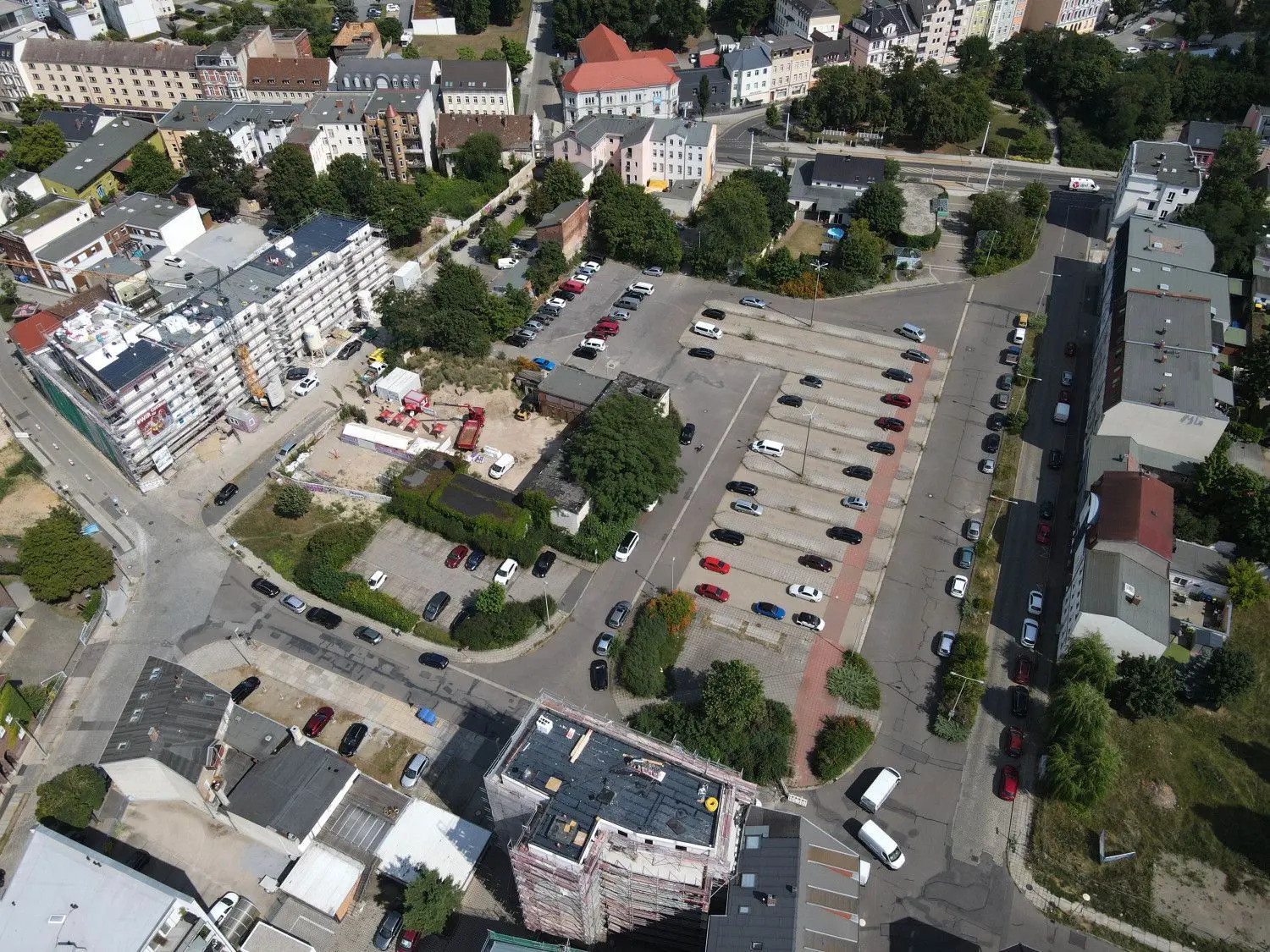 Diese Luftaufnahme zeigt das gesamte Areal des ehemaligen Busbahnhofs. Links der Wohnungsneubau Alte Brauerei.